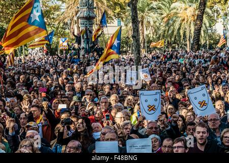 Barcelona, Spanien. 15. Oktober 2015. Katalanische Pro-Unabhängigkeit Demonstranten versammeln sich vor der regionalen High Court zur Unterstützung katalanische Präsident Artur Mas vor gerichteten Anschuldigungen des zivilen Ungehorsams, Machtmissbrauch und Veruntreuung öffentlicher Gelder Credit: Matthi/Alamy Live-Nachrichten Stockfoto