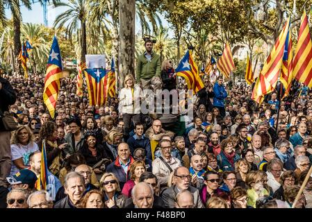 Barcelona, Spanien. 15. Oktober 2015. Katalanische Pro-Unabhängigkeit Demonstranten versammeln sich vor der regionalen High Court zur Unterstützung katalanische Präsident Artur Mas vor gerichteten Anschuldigungen des zivilen Ungehorsams, Machtmissbrauch und Veruntreuung öffentlicher Gelder Credit: Matthi/Alamy Live-Nachrichten Stockfoto