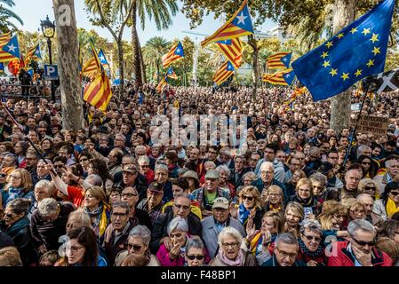 Barcelona, Spanien. 15. Oktober 2015. Katalanische Pro-Unabhängigkeit Demonstranten versammeln sich vor der regionalen High Court zur Unterstützung katalanische Präsident Artur Mas vor gerichteten Anschuldigungen des zivilen Ungehorsams, Machtmissbrauch und Veruntreuung öffentlicher Gelder Credit: Matthi/Alamy Live-Nachrichten Stockfoto