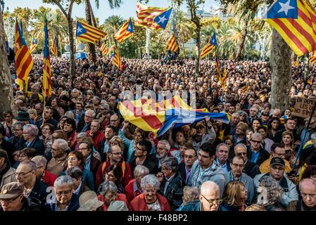 Barcelona, Spanien. 15. Oktober 2015. Katalanische Pro-Unabhängigkeit Demonstranten versammeln sich vor der regionalen High Court zur Unterstützung katalanische Präsident Artur Mas vor gerichteten Anschuldigungen des zivilen Ungehorsams, Machtmissbrauch und Veruntreuung öffentlicher Gelder Credit: Matthi/Alamy Live-Nachrichten Stockfoto