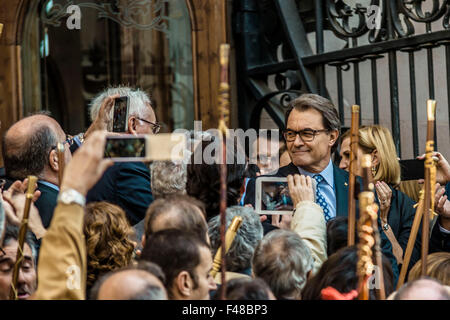 Barcelona, Spanien. 15. Oktober 2015. Katalanische Anführer ARTUR MAS verlässt der regionalen High Court nach Zeugenaussage über seine Rolle in letzten Jahren November "Referendum", '9N' beschuldigt des zivilen Ungehorsams, Machtmissbrauch und Veruntreuung von öffentlichen Geldern Credit: Matthi/Alamy Live-Nachrichten Stockfoto