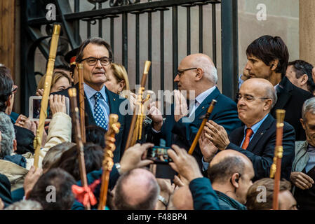 Barcelona, Spanien. 15. Oktober 2015. Katalanische Anführer ARTUR MAS verlässt der regionalen High Court nach Zeugenaussage über seine Rolle in letzten Jahren November "Referendum", '9N' beschuldigt des zivilen Ungehorsams, Machtmissbrauch und Veruntreuung von öffentlichen Geldern Credit: Matthi/Alamy Live-Nachrichten Stockfoto