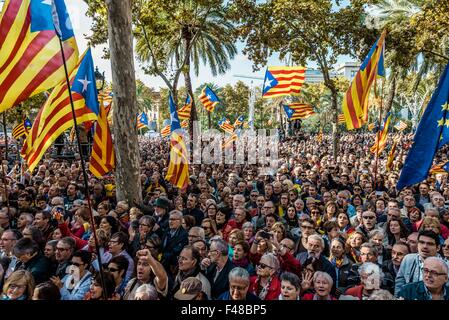 Barcelona, Spanien. 15. Oktober 2015. Katalanische Pro-Unabhängigkeit Demonstranten versammeln sich vor der regionalen High Court zur Unterstützung katalanische Präsident Artur Mas vor gerichteten Anschuldigungen des zivilen Ungehorsams, Machtmissbrauch und Veruntreuung öffentlicher Gelder Credit: Matthi/Alamy Live-Nachrichten Stockfoto