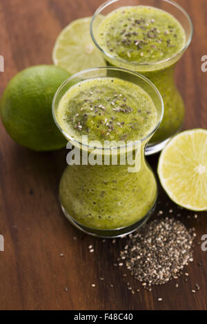 Gesundes Grün frisches Obst und Gemüsesäfte Smoothie mit Chia-Samen Stockfoto