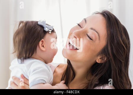 Lächelnde Mutter mit ihrem Baby Girl Spielen Stockfoto