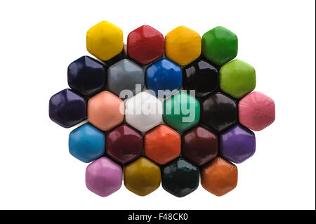 Die Enden einer Gruppe von Farbstiften in einem Wabenmuster angeordnet. Stockfoto