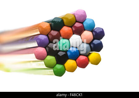 Die Enden einer Gruppe von Farbstiften in einem Wabenmuster angeordnet. Stockfoto