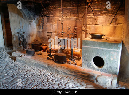 GRUYERE, Schweiz - 31. Dezember 2014: Küchenutensilien Ausstellung im Schloss Gruyères in der Schweiz. Stockfoto