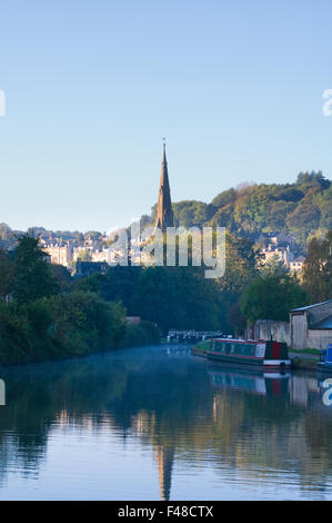 Blick entlang des Kennet und Avon Kanals in Richtung St. Matthews Kirche an einem Herbstmorgen in Bath, Somerset, England. Stockfoto