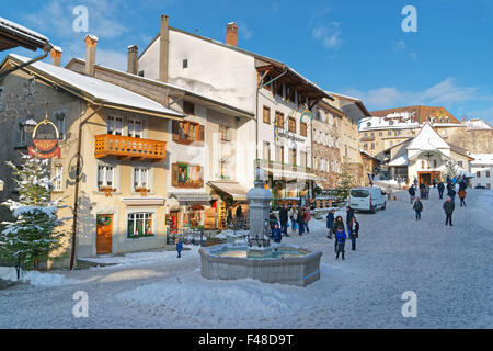 Blick auf die Hauptstraße des Schweizer Dorfes Gruyères, Schweiz. Es ist ein wichtiger touristischer Ort Stockfoto