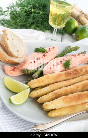 Gebratener Spargel mit Lachsfilet Stockfoto