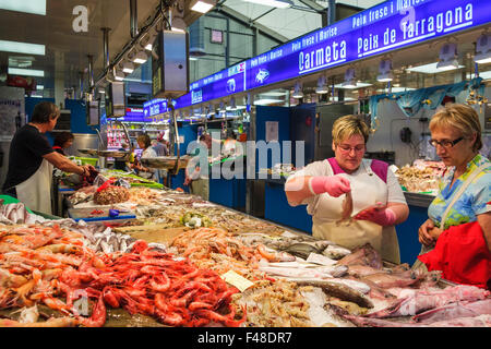 Farbenfrohe Frische Meeresfrüchte auf dem Display in der zentrale Markt von Tarragona, Katalonien, Spanien Stockfoto