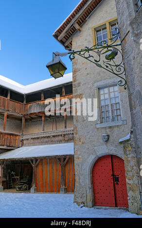 GRUYERE, Schweiz - 31. Dezember 2014: Innenhof der mittelalterlichen Burg von Gruyeres in der Schweiz. Stockfoto