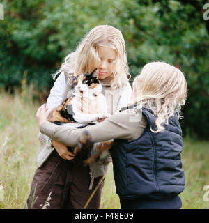 Skandinavische Zwillingsschwestern, Schweden. Stockfoto