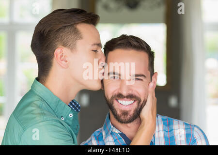 Homosexuelles Paar Männer küssen einander Stockfoto