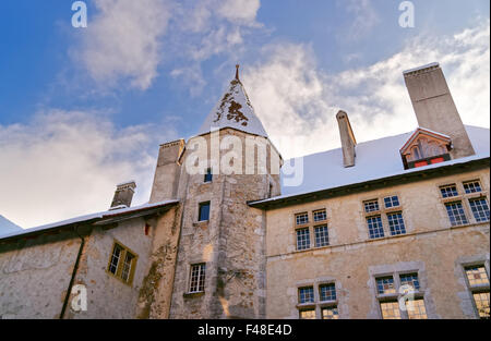 GRUYERE, Schweiz - 31. Dezember 2014: Außen von einem berühmten mittelalterlichen Schloss Gruyères in der Schweiz. Stockfoto