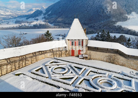 GRUYERE, Schweiz - 31. Dezember 2014: Französische formale Garten und Wall Schloss Gruyères. Es ist eines der berühmtesten Schlösser in der Schweiz Stockfoto