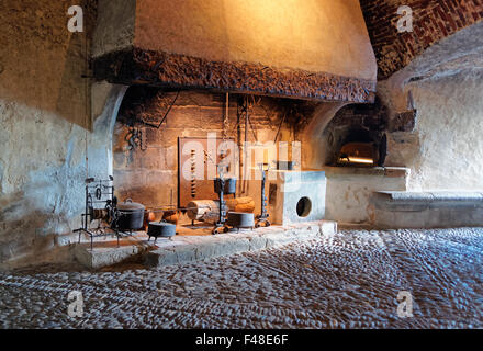 GRUYERE, Schweiz - 31. Dezember 2014: Alte Haushaltswaren im Schloss Gruyères in der Schweiz angezeigt. Stockfoto