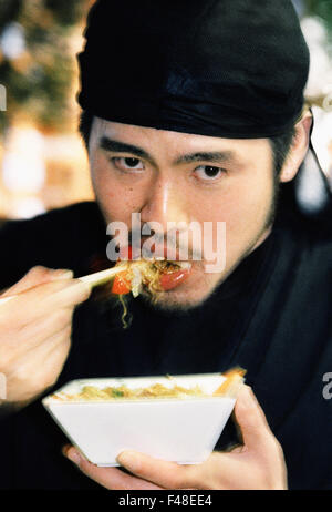 Mann isst Nudeln, Spanien. Stockfoto