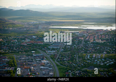 Eine kleine Stadt in eine Berglandschaft, Schweden. Stockfoto