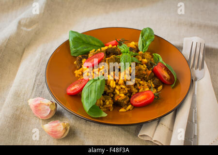 Pilaf mit Fleisch und Gemüse. Die Tönung. Selektiven Fokus Stockfoto