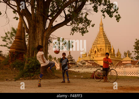 ASIEN-MYANMAR-NYAUNGSHWE-FUßBALL-FUßBALL Stockfoto