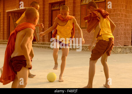 ASIEN-MYANMAR-NYAUNGSHWE-FUßBALL-FUßBALL Stockfoto