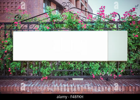 leere Billboard auf Eisenzaun Stockfoto