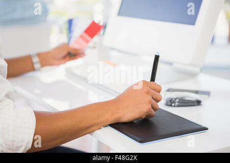 Junge Unternehmer schriftlich auf einem tablet Stockfoto