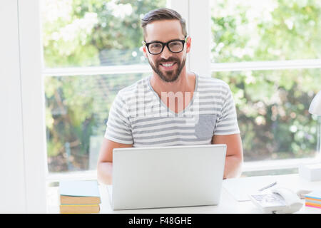 Glücklich, gut aussehender Mann mit Laptop-computer Stockfoto