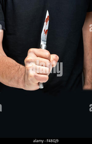 Mann mit einem blutigen Messer in der Hand. Closeup Stockfoto