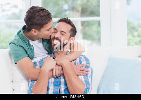 Homosexuelles Paar Männer küssen einander lächelnd Stockfoto