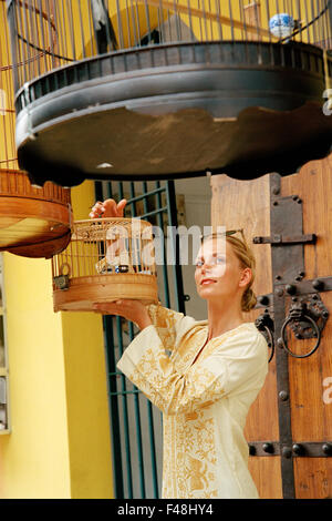 Frau mit einem Vogelkäfig, Singapur. Stockfoto
