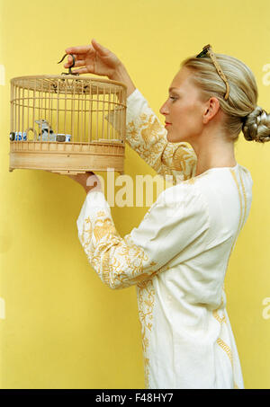 Frau mit einem Vogelkäfig, Singapur. Stockfoto