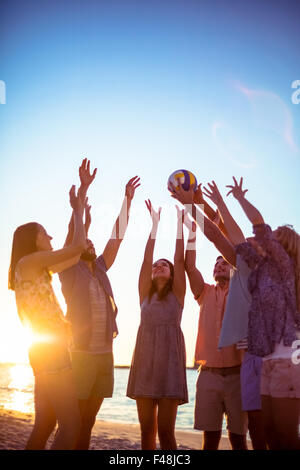 Glückliche Freunde werfen volleyball Stockfoto