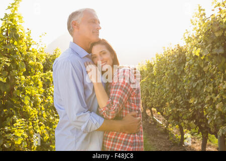 Lächelnde Frau umarmte ihren Mann Stockfoto