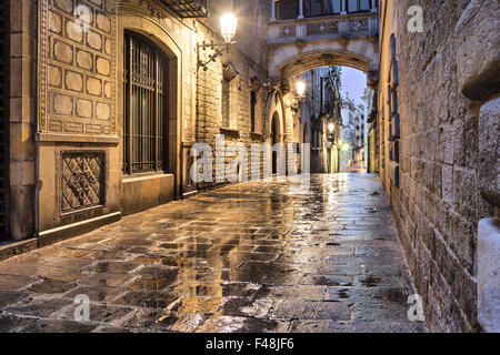 Schmale Straße Carrer del Bisbe im gotischen Viertel, Barcelona, Spanien Stockfoto