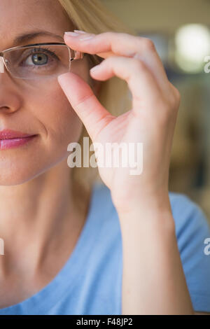 Hübsche Blondine Brille anprobieren Stockfoto