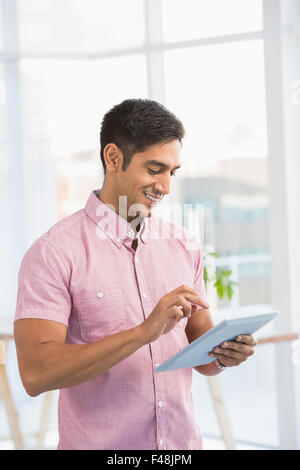 Junger Geschäftsmann hält eine Tablette Stockfoto