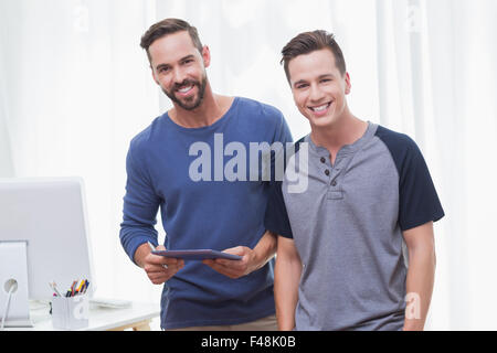 Glücklich, lässig Geschäftsleute Blick in die Kamera Stockfoto