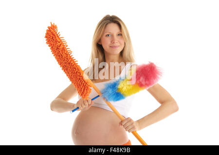 glücklich schwanger Frau mit einem Mop und Pinsel Stockfoto