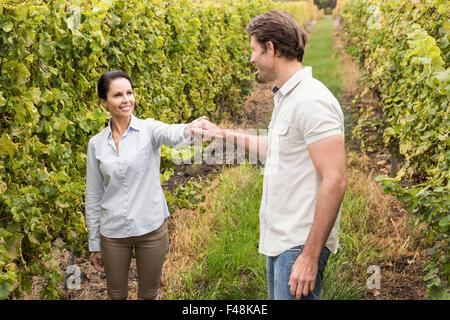 Lächelnde paar halten die Hände in der Kellerei Stockfoto