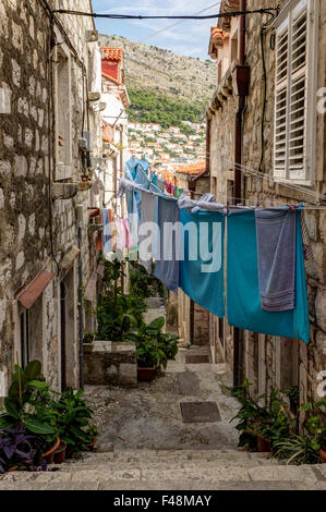 Schmal und leeren Gasse, Treppen und Wäsche hängen oben im Old Town in Dubrovnik, Kroatien. Stockfoto