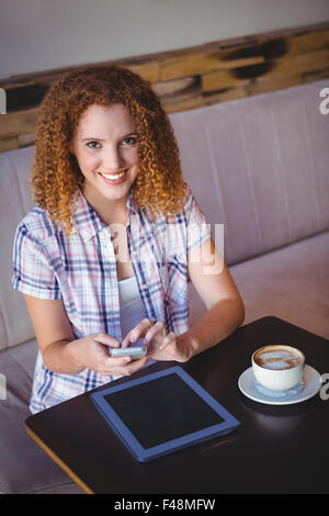 Hübsche Frau mit Smartphone und tablet Stockfoto