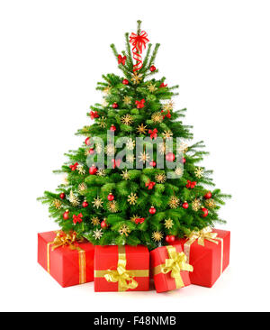 Rustikale natürlichen Weihnachtsbaum mit roten Kugeln, Stroh-Sternen und passenden Geschenk-Boxen, Studio isoliert auf weißem Hintergrund Stockfoto