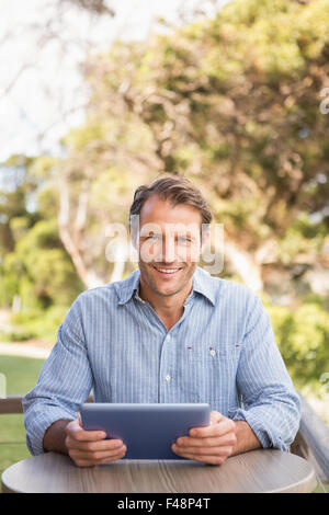 Porträt eines lächelnden Bauern mit einem digitalen tablet Stockfoto