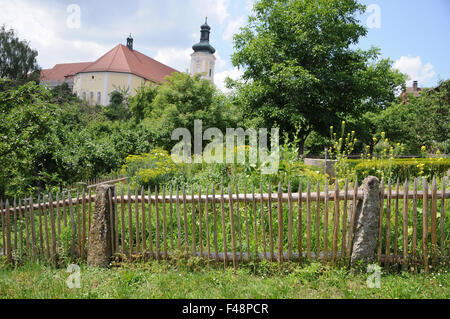 Cottage Garten, hölzernen Zaun Stockfoto