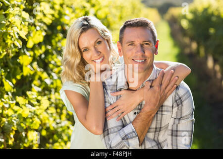 Porträt des Lächelns paar umarmt und neben Weinrebe Stockfoto