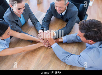 Geschäftsleute, die sich die Hand in einem Kreis Stockfoto