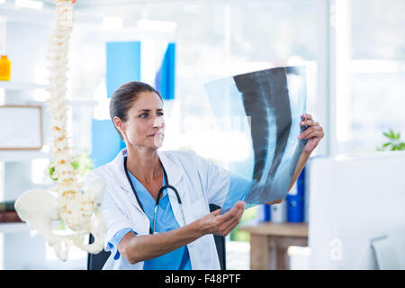 Konzentrierte Arzt Röntgenaufnahmen analysieren Stockfoto